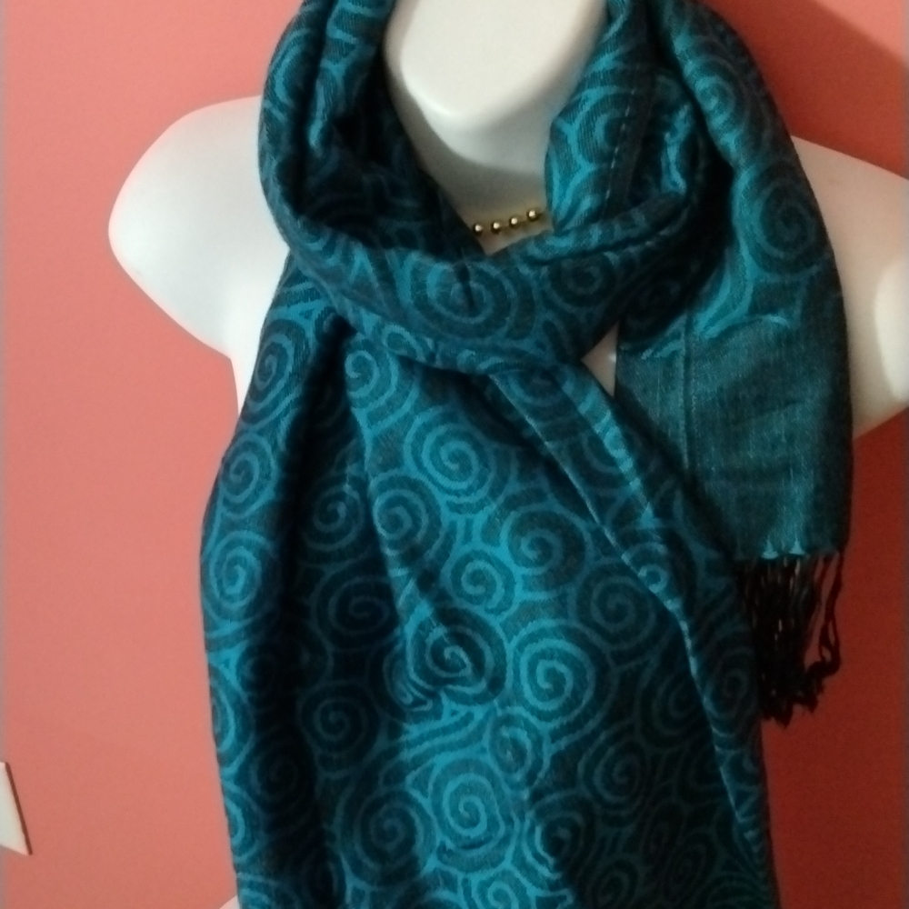 designer Scarf. Est SZ 27x66 $28+ free scarf - Picture 4 of 6